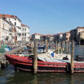 Paysage de la ville de Venise avec des bateaux au port