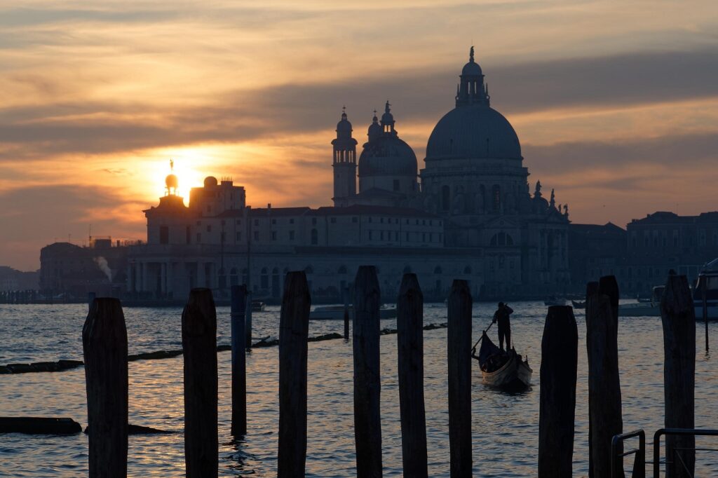 Paysage à Venise au coucher de soleil avec la cathédrale en fond