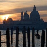 Paysage à Venise au coucher de soleil avec la cathédrale en fond