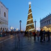 Paysage au cours du réveillon dans la ville de Venise avec un sapin de Noël