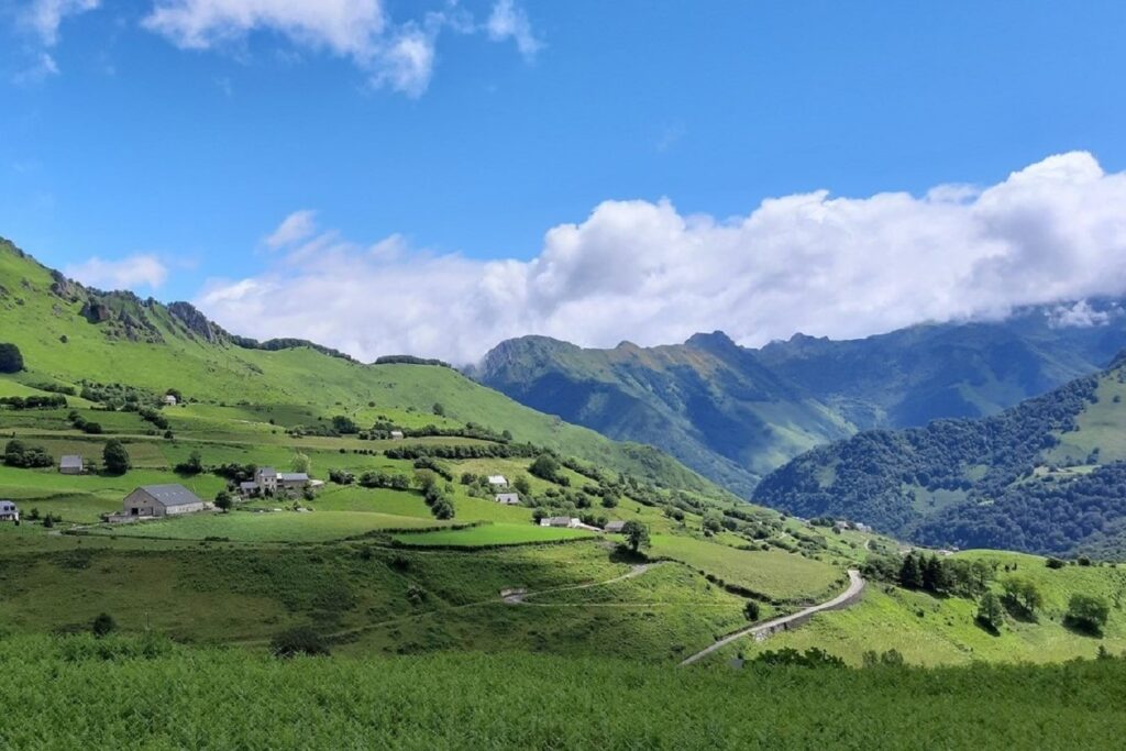 Paysage du Pays basque en été avec des sentiers à flanc de montagne