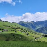 Paysage du Pays basque en été avec des sentiers à flanc de montagne