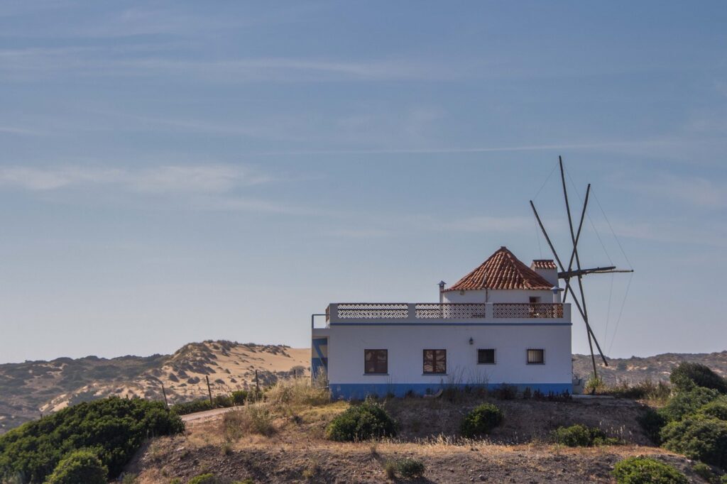 Paysage du sud du Portugal avec un moulin à vent sur le haut d'une colline