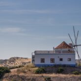 Paysage du sud du Portugal avec un moulin à vent sur le haut d'une colline