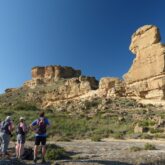 Groupe de personnes devant la vue lors de randonnée entre Monegros et la Sierra de Guara