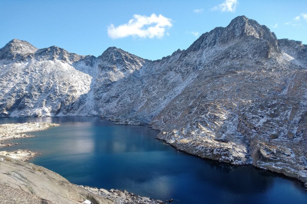 Paysage de montagne avec un lac encadré de sommets enneigés