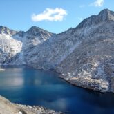 Paysage de montagne avec un lac encadré de sommets enneigés