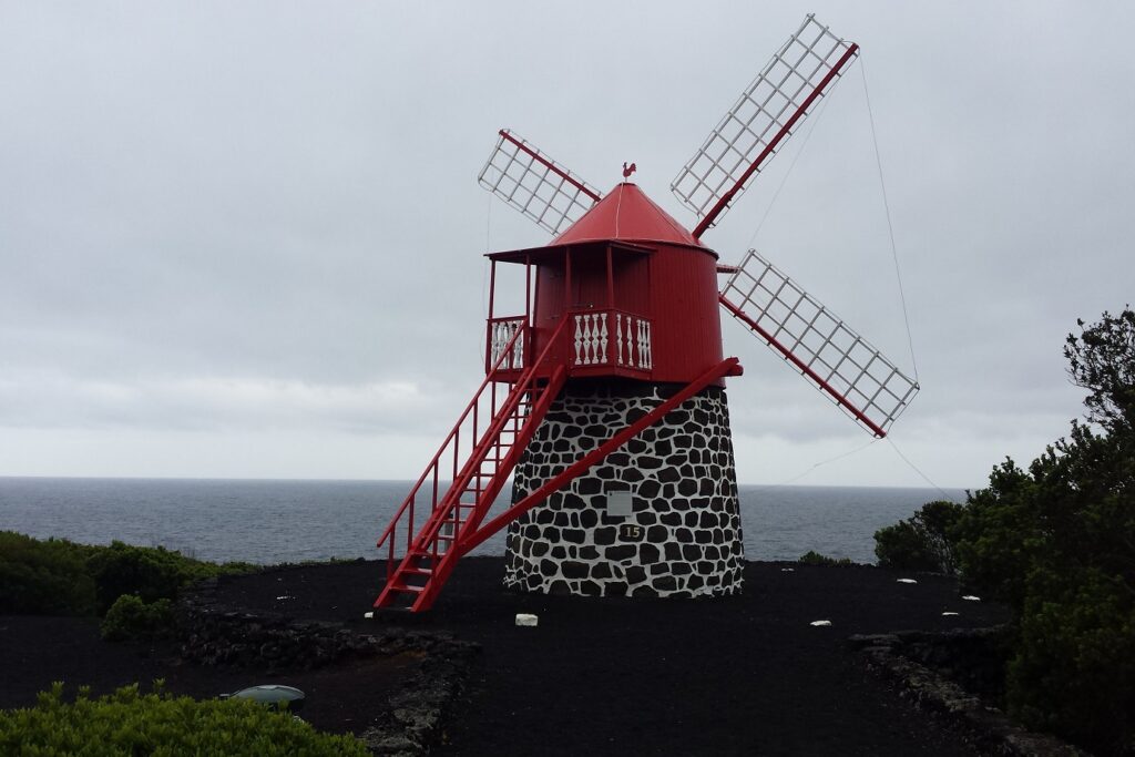 Moulin de pierre dans les acores au Portugal