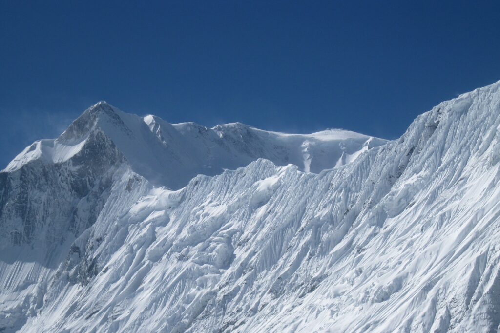 Paysage au nepal de sommets de montagne ensoillé, couvert de neige