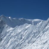 Paysage au nepal de sommets de montagne ensoillé, couvert de neige