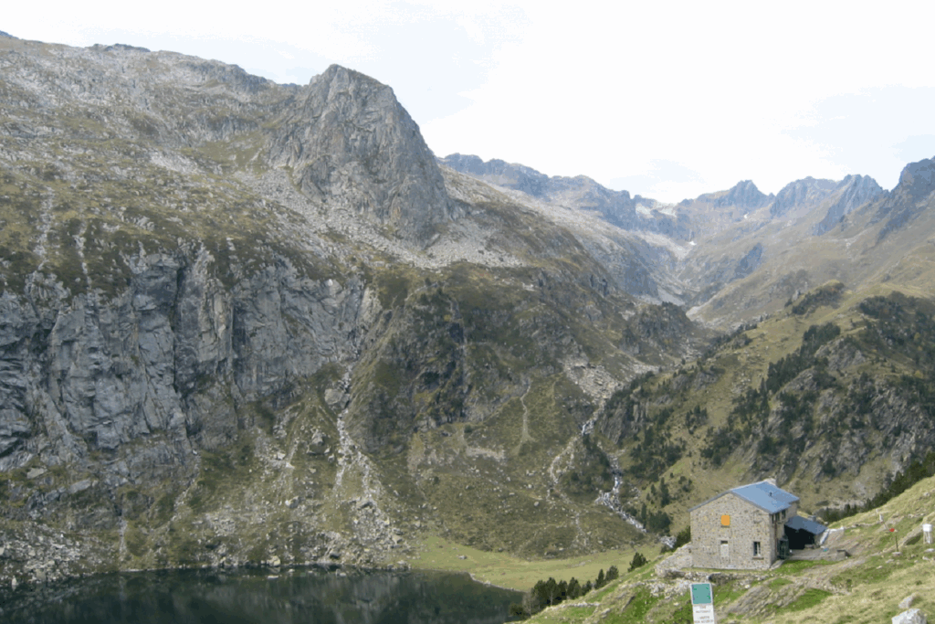 Paysage de montagne avec un lac en contrebas et des sommets en face