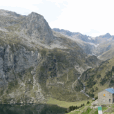 Paysage de montagne avec un lac en contrebas et des sommets en face