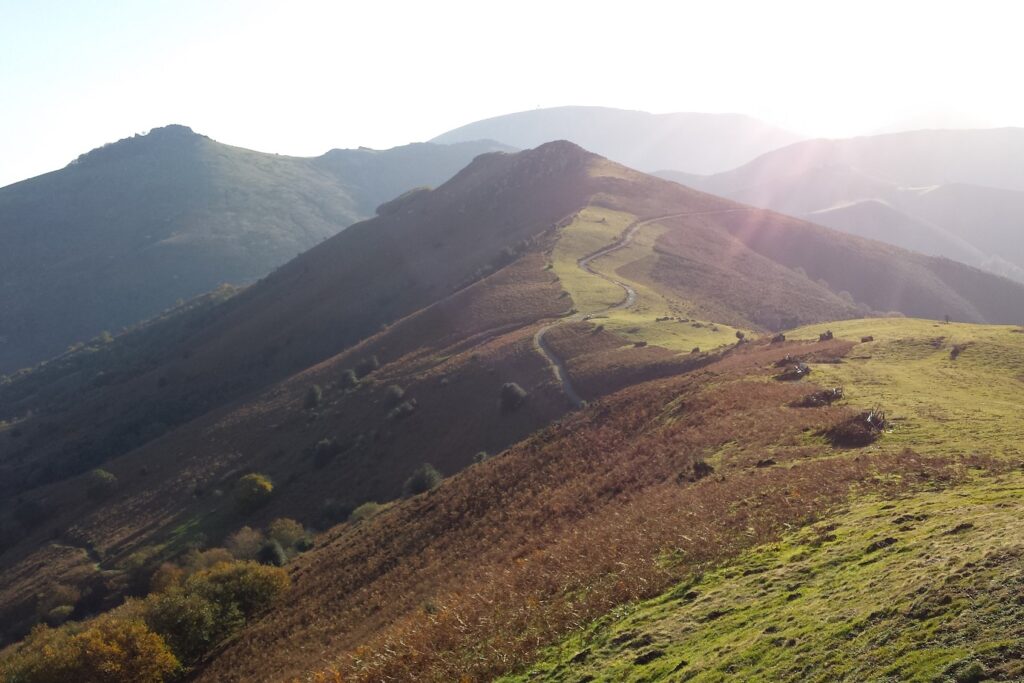 Paysage du Pays Basque éclairé par le soleil d'été, avec une crète tout le long de la montagne