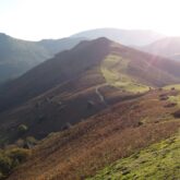 Paysage du Pays Basque éclairé par le soleil d'été, avec une crète tout le long de la montagne