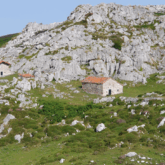 Paysage des picos de europas avec des maisons en pierre à travers la verdure et les montagnes