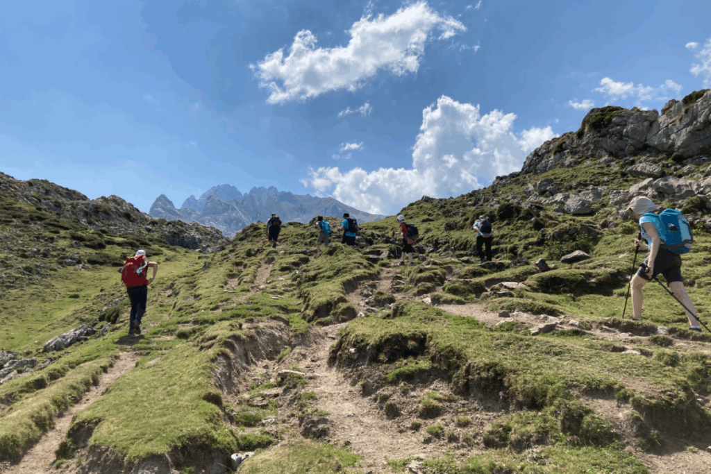 Groupe de randonneurs avec leur guide sur un sentier dans les picos de europa