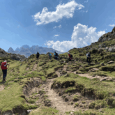 Groupe de randonneurs avec leur guide sur un sentier dans les picos de europa