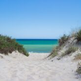 Paysage paradisiaque de bord de mer avec un sable blanc et une eau turquoise au Portugal