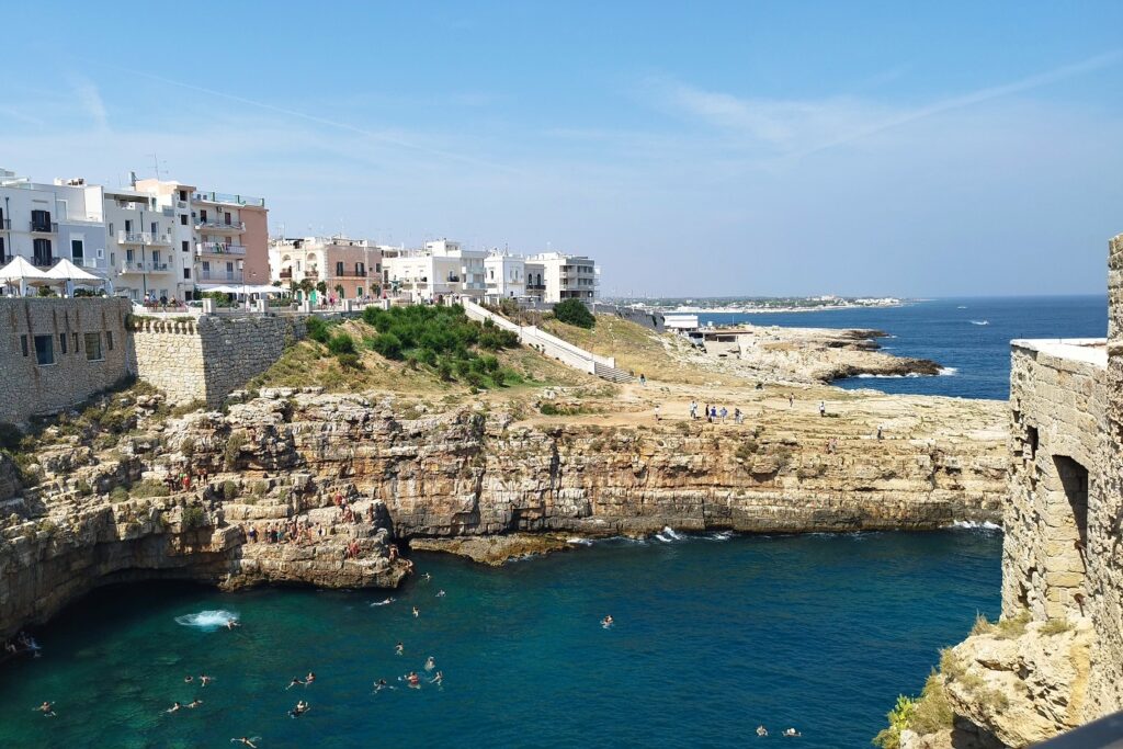 Paysage d'Italie dans la partie sud de la région des Pouilles à Poligano à Mare, paysage avec un petit village blanc ainsi qu'une côte en pierre