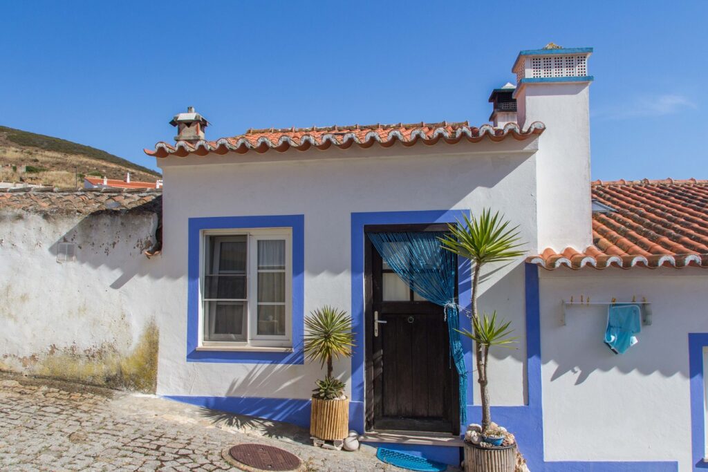 Paysage Paysage dans le sud du Portugal avec une maison blanche peinte avec des détails bleus, maison typique de la zone