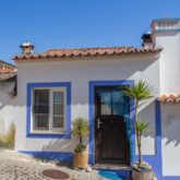 Paysage Paysage dans le sud du Portugal avec une maison blanche peinte avec des détails bleus, maison typique de la zone