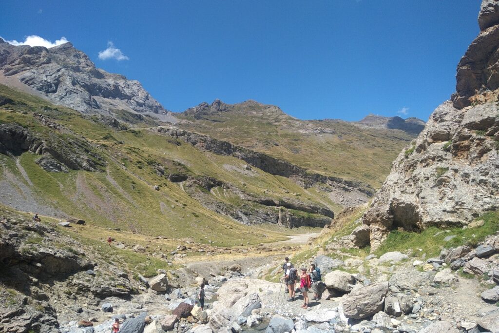 Groupe familial sur un sentier de montagne