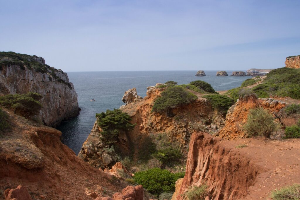 Paysage de la région portugaise de l'Algarve avec la mer en fond et des falaises aux couleurs orangées de part et d'autre