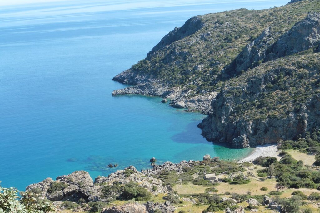 Paysage du bord de mer de Crète avec de l'eau turquoise en contrebas, encadré de montagnes