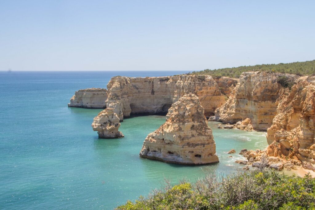 Paysage avec eau turquoise de l'océan dans le sud du Portugal en Algarve.