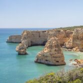 Paysage avec eau turquoise de l'océan dans le sud du Portugal en Algarve.