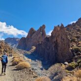 randonneurs sur un sentier des Canaries sur l'île de Tenerife qui marchent