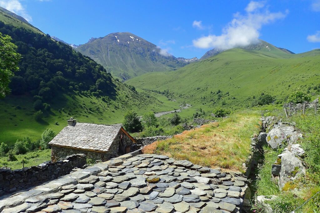 Paysage de montagne avec maisons en pierre et toit en ardoises