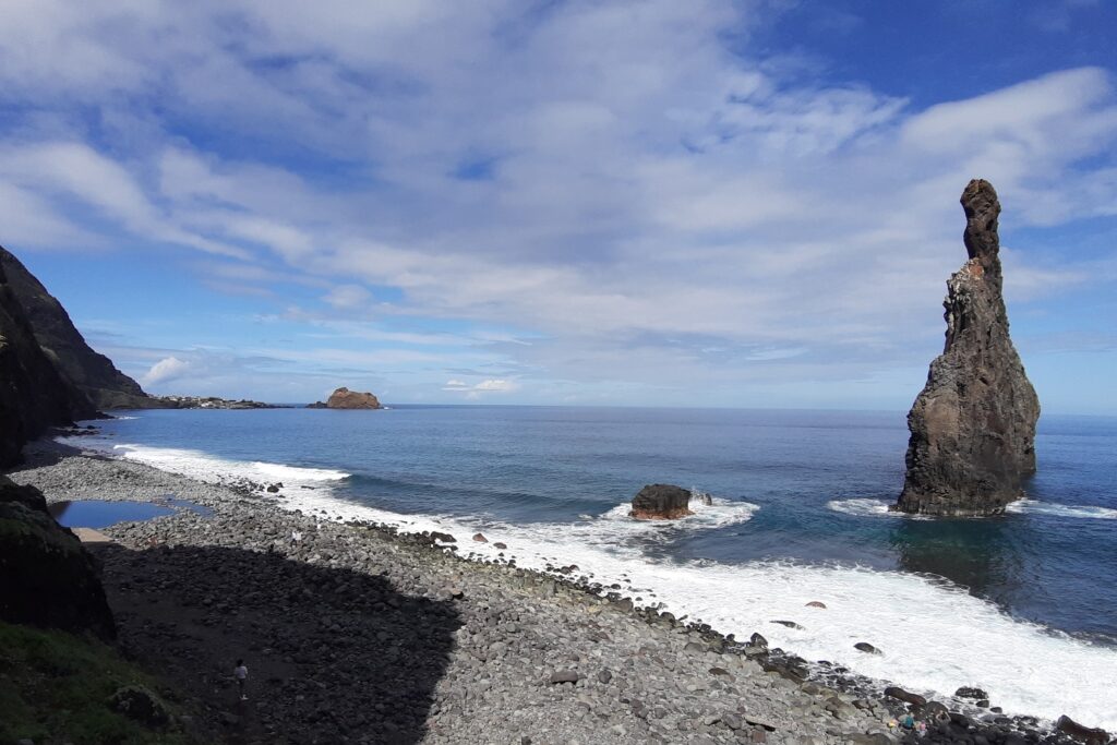 Paysage de plage avec des structures rocheuses caractéristique de Madère