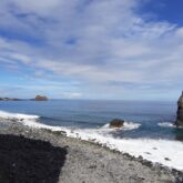 Paysage de plage avec des structures rocheuses caractéristique de Madère