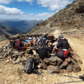 Groupe de randonneurs réunis face aux montagnes des hauts sommets d'Andorre.