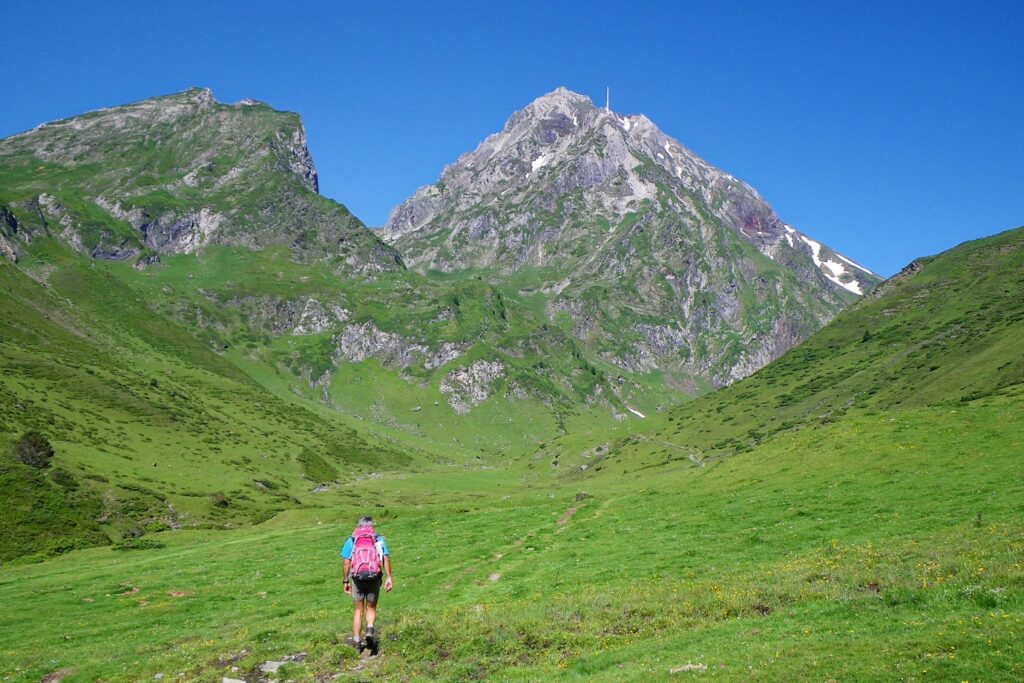 Groupe de randonneurs face aux sommets avec leur guide lors d'un séjour de randonnée balnéo au pic de midi de Bigorre