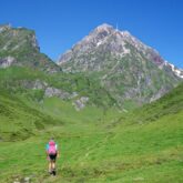 Groupe de randonneurs face aux sommets avec leur guide lors d'un séjour de randonnée balnéo au pic de midi de Bigorre