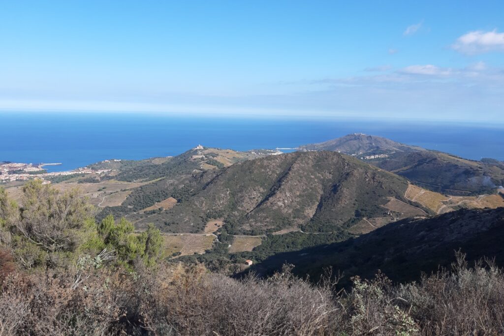 Vue de montagne avec la mer en fond et des sommets