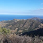 Vue de montagne avec la mer en fond et des sommets
