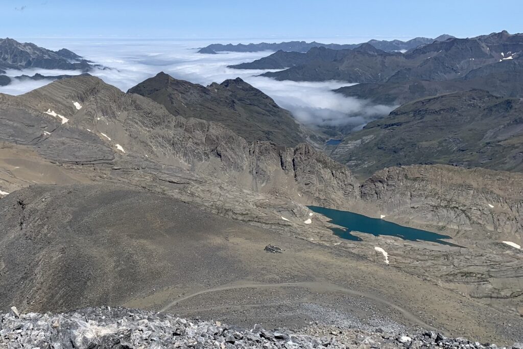 Paysage de montagne avec en contrebas un lac de montagne entouré de sommets
