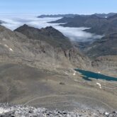 Paysage de montagne avec en contrebas un lac de montagne entouré de sommets