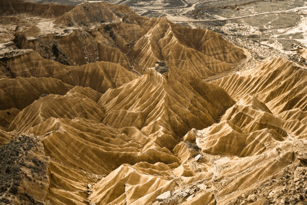 Paysage désertique dans les bardenas avec des sommets lacérés caractéristiques de la zone
