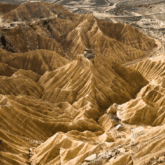 Paysage désertique dans les bardenas avec des sommets lacérés caractéristiques de la zone