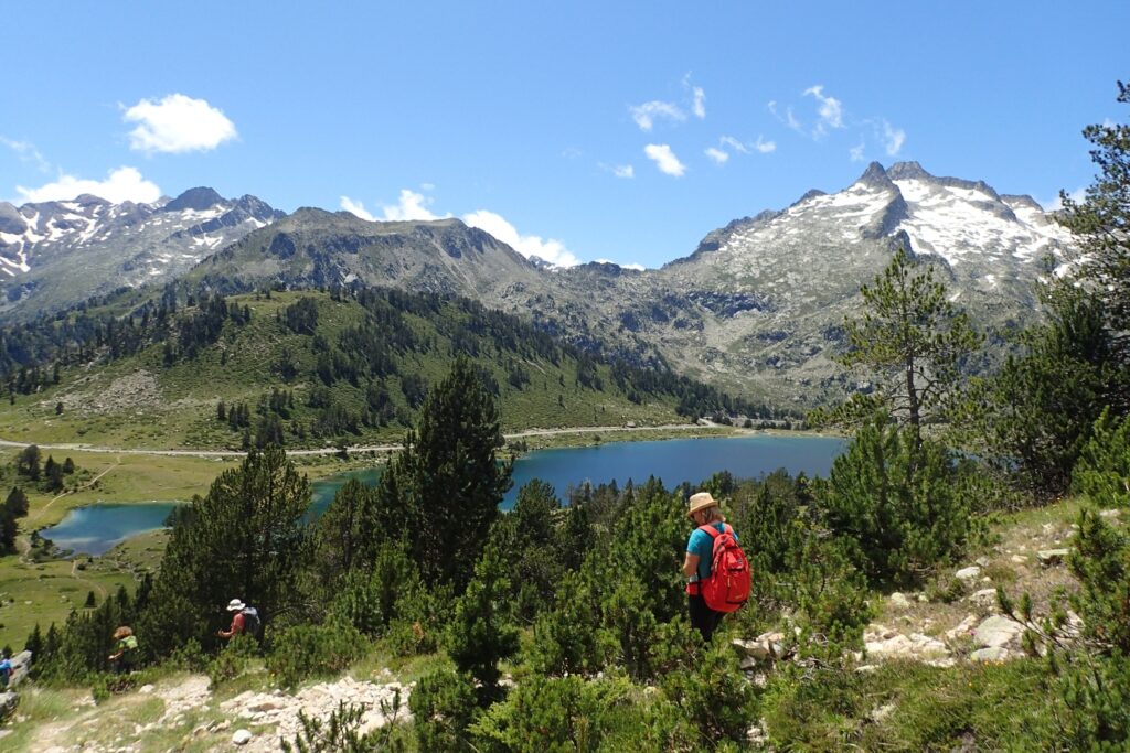 Image d'un groupe de randonneurs sur un sentier de montagne avec leur guide sur le domaine du Nouvelle