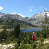 Image d'un groupe de randonneurs sur un sentier de montagne avec leur guide sur le domaine du Nouvelle