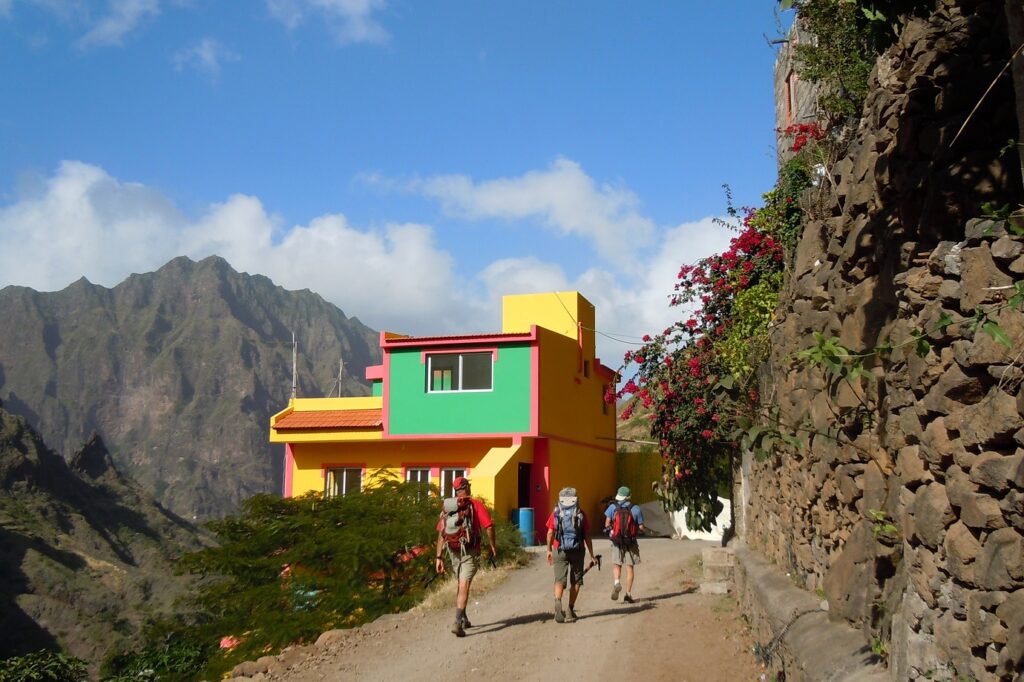 Maison typique du Cap-Vert caractérisée par des couleurs vives