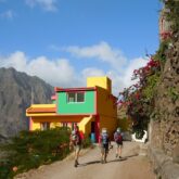 Maison typique du Cap-Vert caractérisée par des couleurs vives