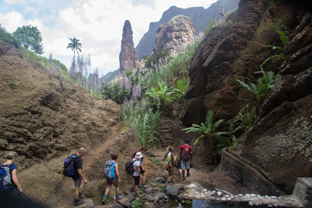 Groupe de randonneurs sur un sentier de Santo Antao au cours de leur séjour au Cap-Vert