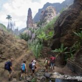 Groupe de randonneurs sur un sentier de Santo Antao au cours de leur séjour au Cap-Vert
