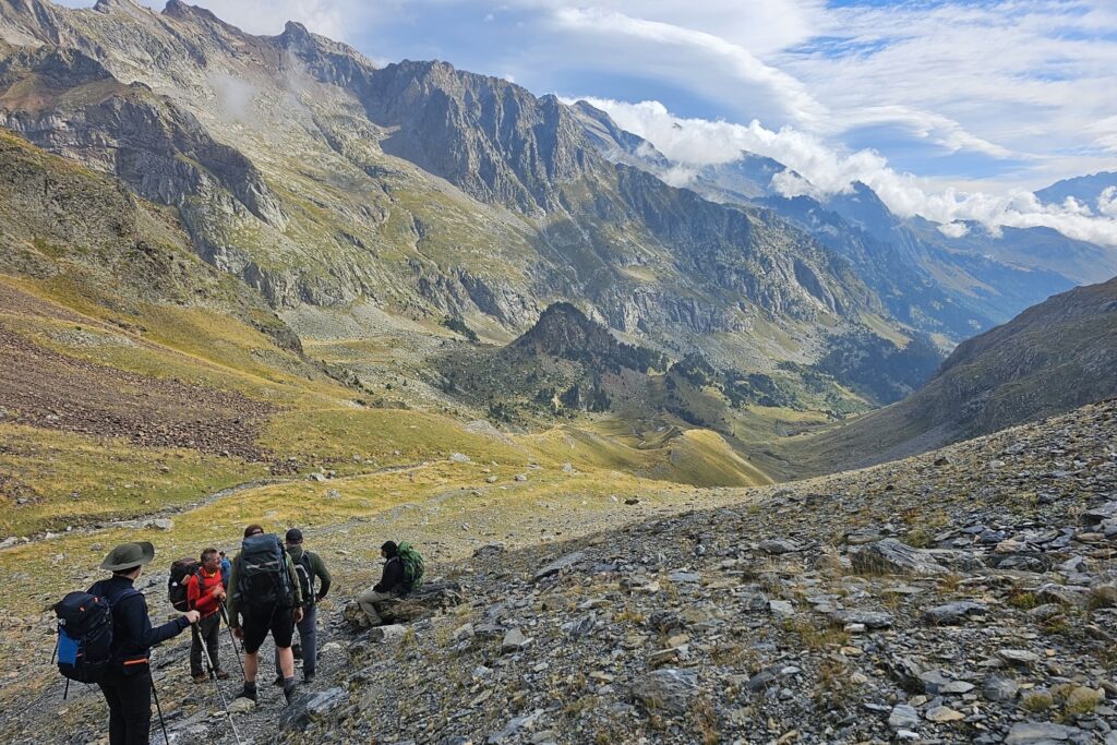 Groupe de randonneurs dans le massif des Posets, face à la vallée devant eux